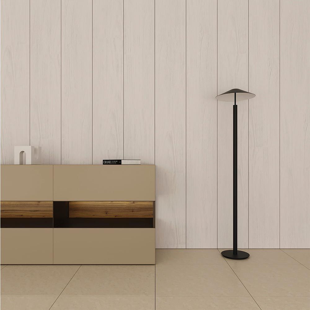 Revestimiento vertical de madera en color beige claro.