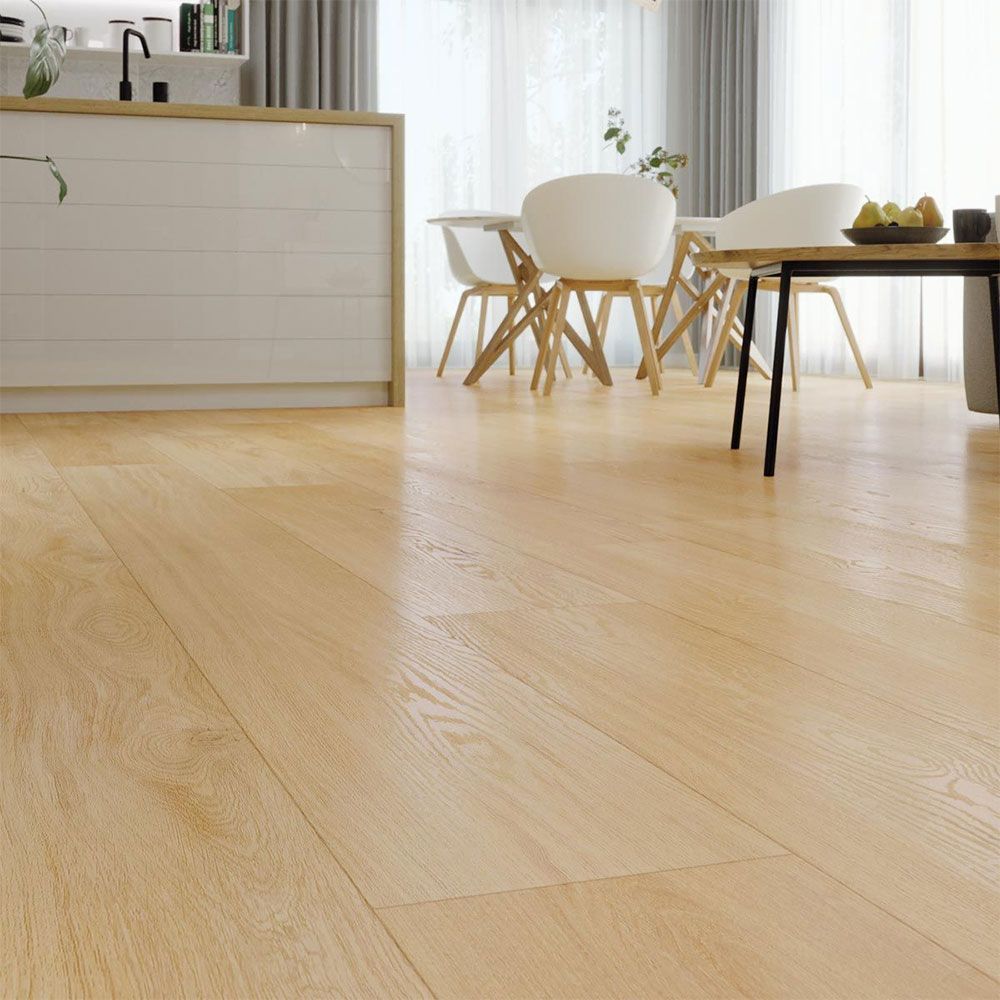 Suelo de madera de color claro con dibujo de vetas de madera.