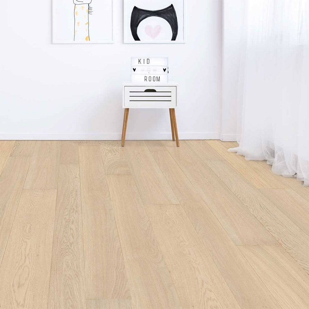 Tablones de piso de madera de colores claros con vetas de madera visibles, que crean una superficie neutra y natural.