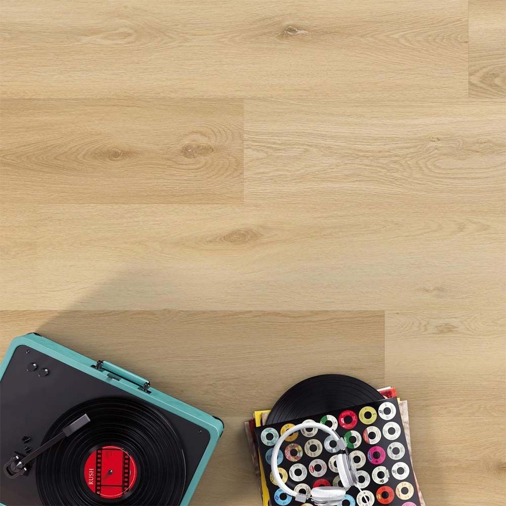 Suelo de madera de color claro, perspectiva en ángulo con veta de madera visible y ligeras variaciones de tono.