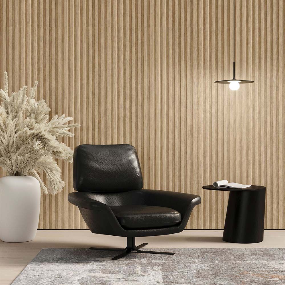 Revestimiento de madera con ranuras verticales en color marrón.