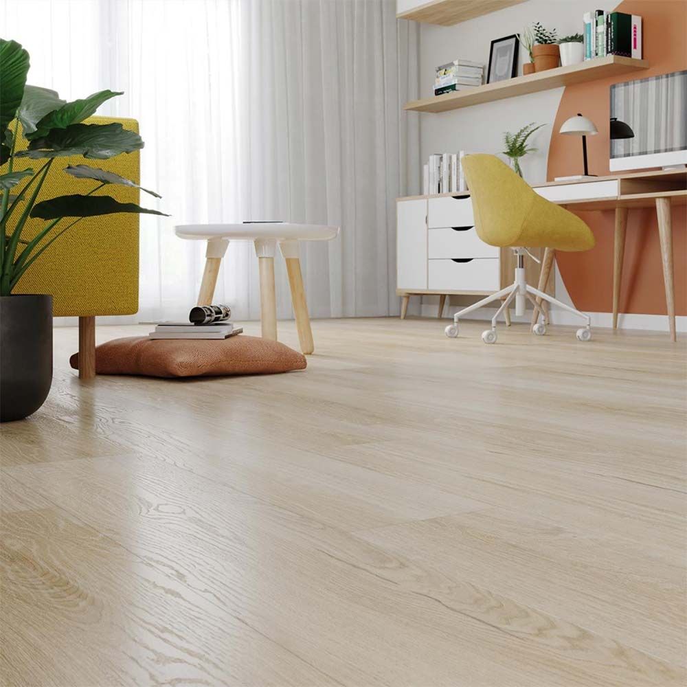 Suelo de madera color beige claro con vetas sutiles.