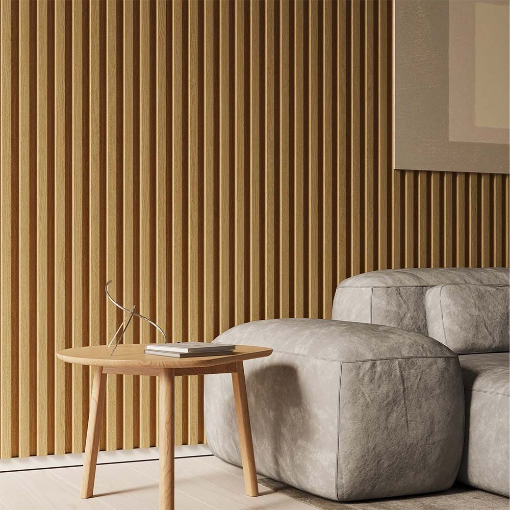 Revestimiento de madera vertical con ranuras estrechas y repetidas en un tono marrón cálido.