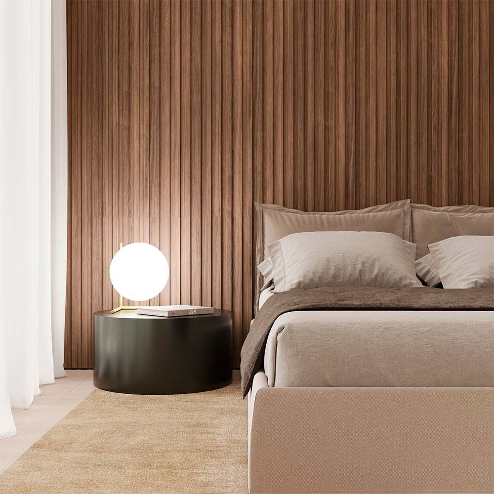 Revestimiento de madera vertical de color marrón con textura acanalada.