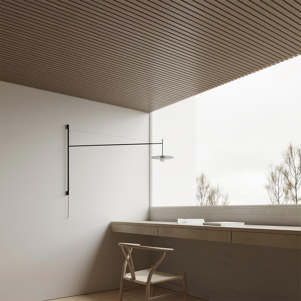 Paneles verticales de madera con textura acanalada, color marrón.