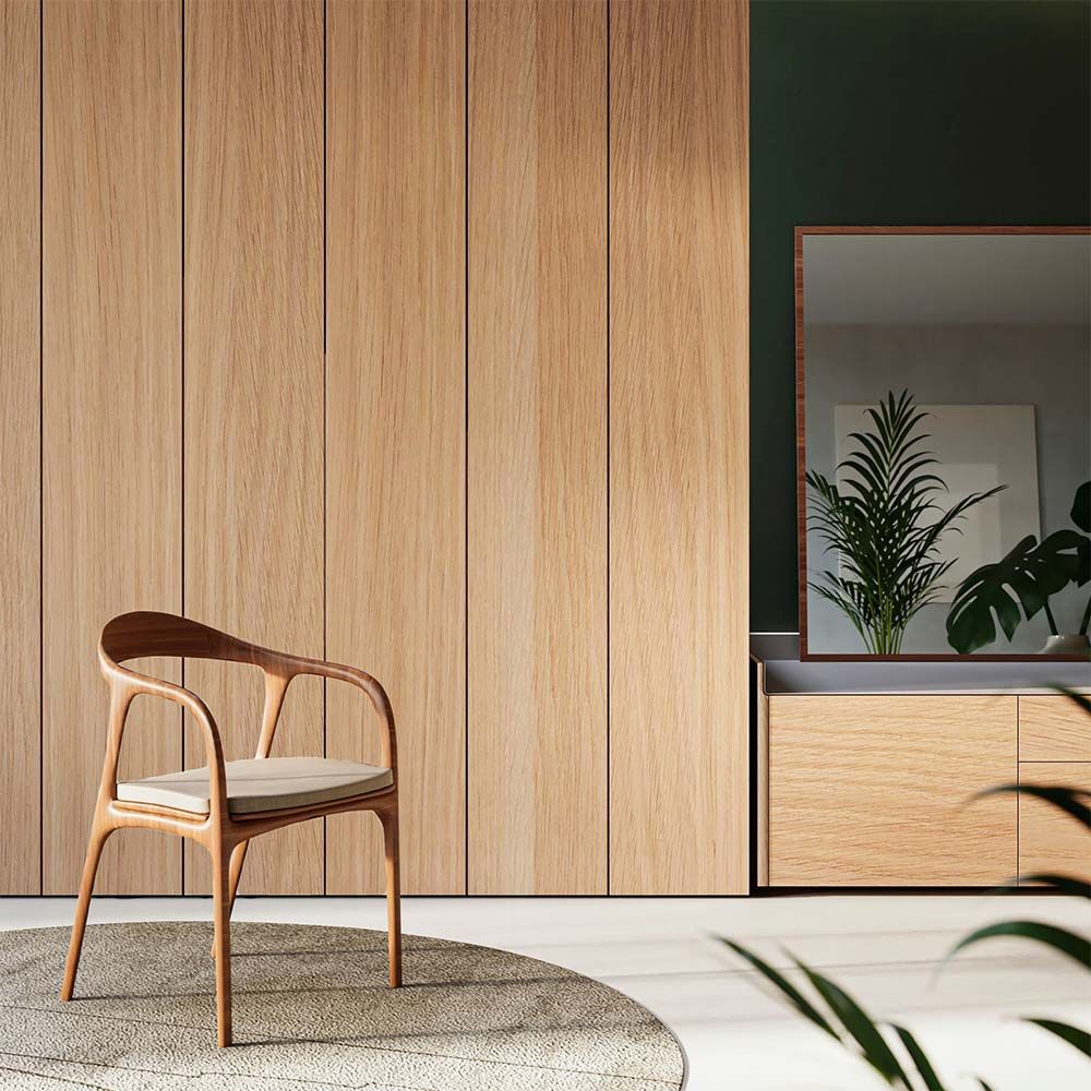 Tablones verticales de veta de madera clara.