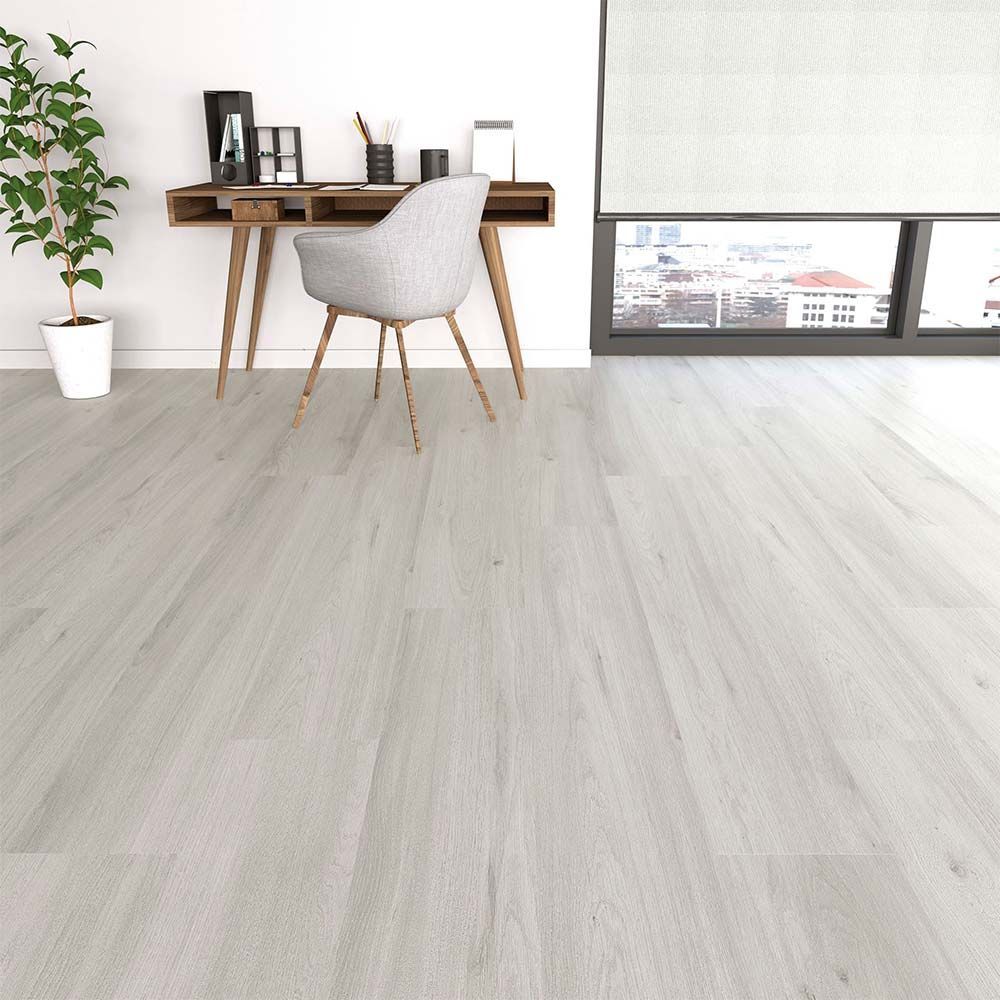 Piso de apariencia de madera gris claro con tablones verticales y patrones de vetas sutiles.