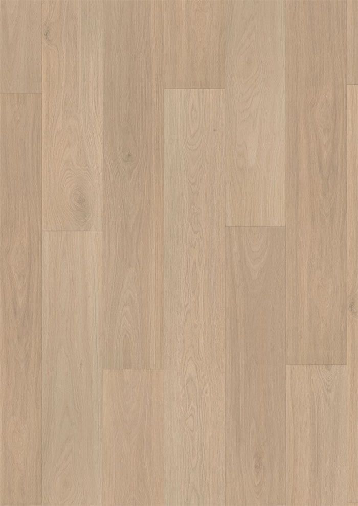 Suelo de madera de roble claro, con variaciones de vetas naturales.