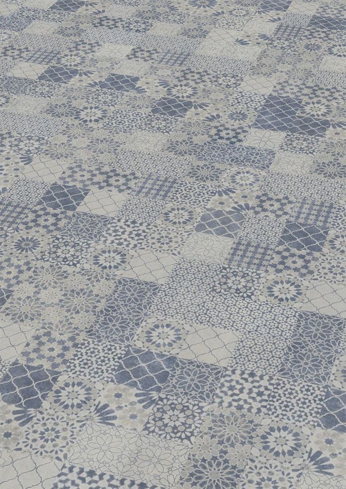 Patrón de patchwork azul y beige con diseños geométricos y florales.