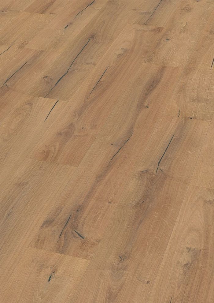 Suelo de madera de color marrón claro con nudos oscuros y variaciones de vetas.