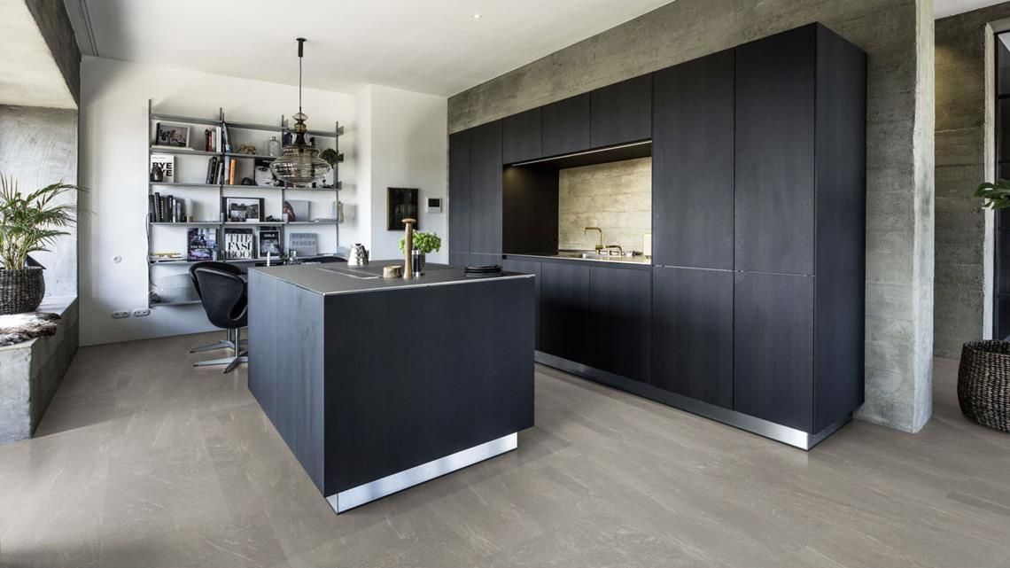 Baldosas de suelo de color gris con aspecto marmolado y texturizado.