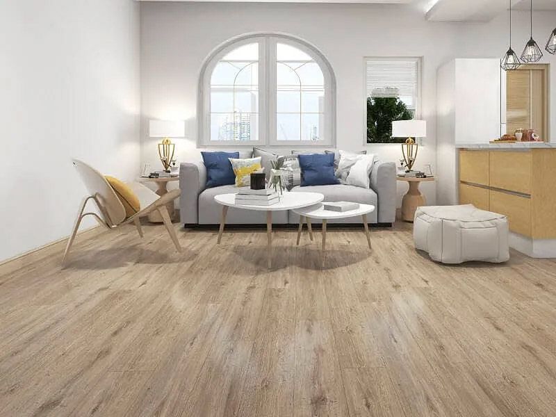 Suelo de madera de color marrón claro.