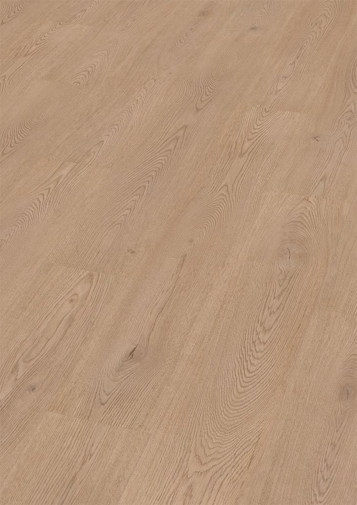 Suelo de madera de color marrón claro con patrón de vetas verticales.