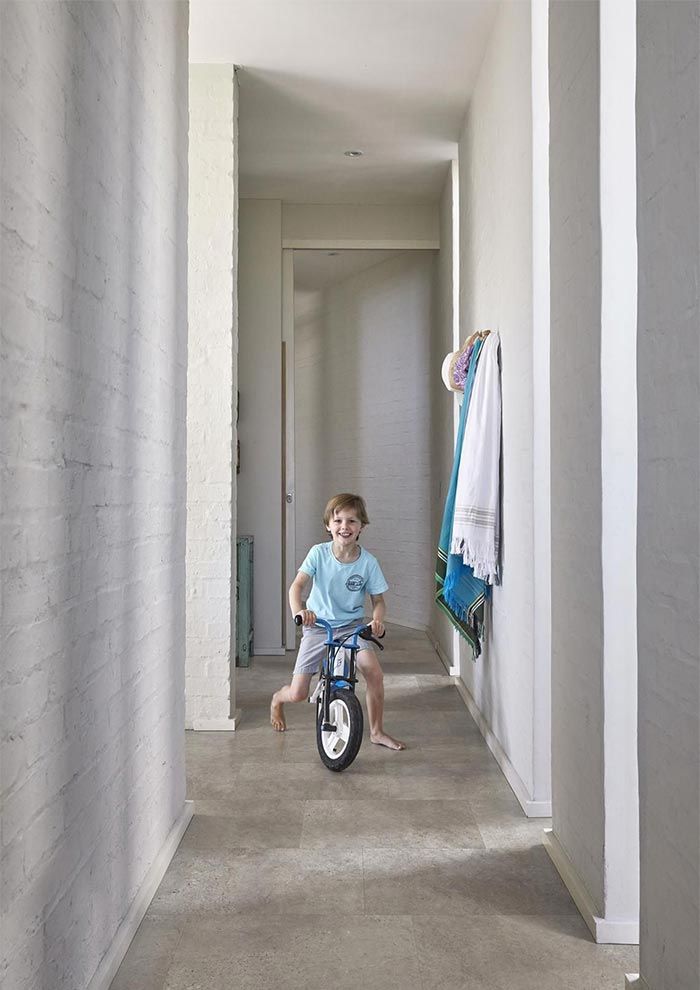 Patrón de suelo de baldosas rectangulares de color gris.