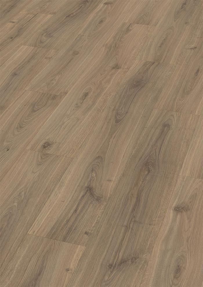 Suelo con efecto madera y mezcla de tablones de color marrón claro y medio.