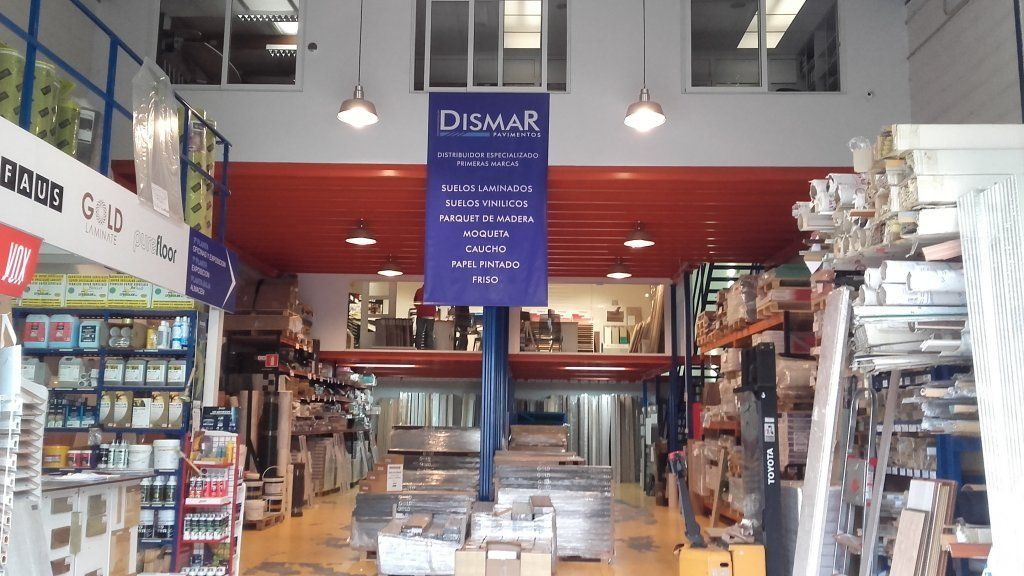 Una tienda con una pancarta azul que dice dismar.