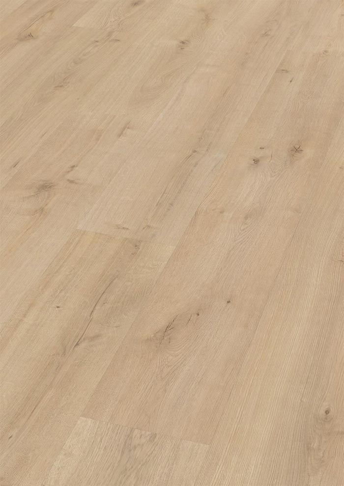 Suelo de madera con vetas de color beige claro.