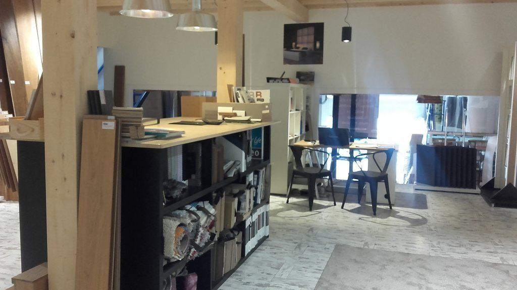 Una habitación con una mesa y sillas.
