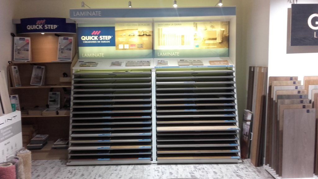 Una exhibición de pisos laminados en una tienda.