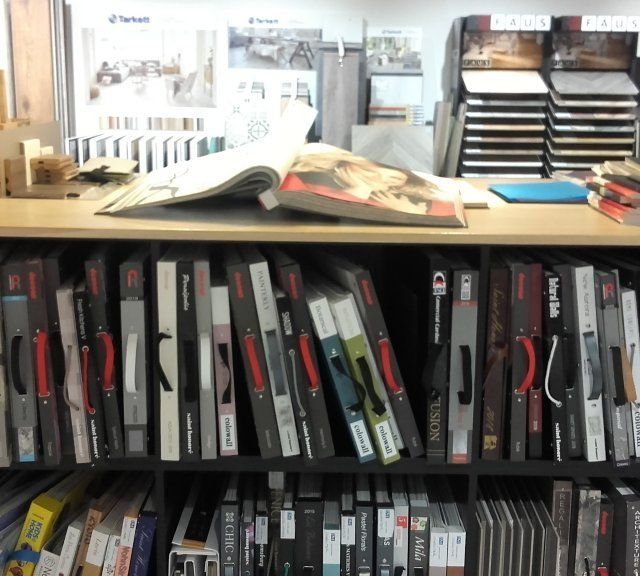Un libro está abierto en una página que dice