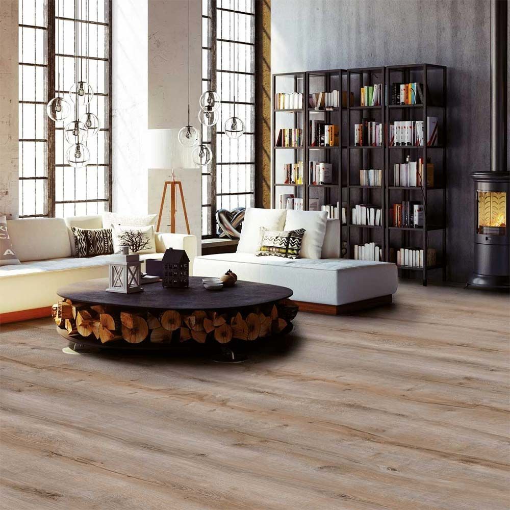 Piso de madera con tablones de color marrón claro y detalles de vetas.