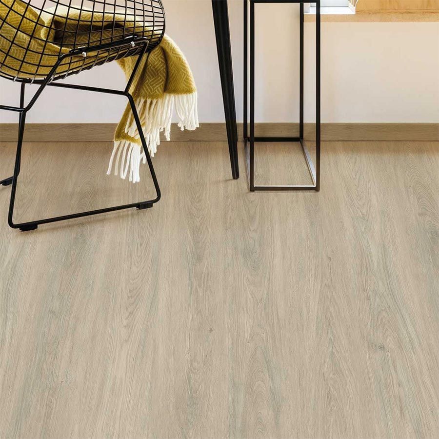 Suelo de madera color beige claro con vetas visibles.