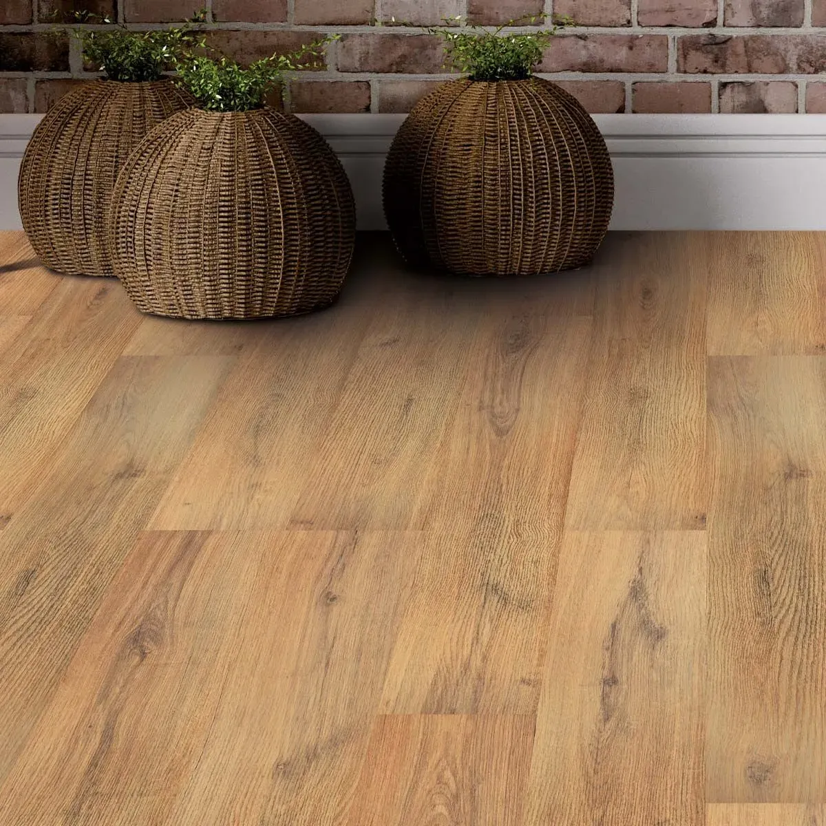 Piso laminado de madera en diferentes tonos de marrón con detalles de vetas de madera.