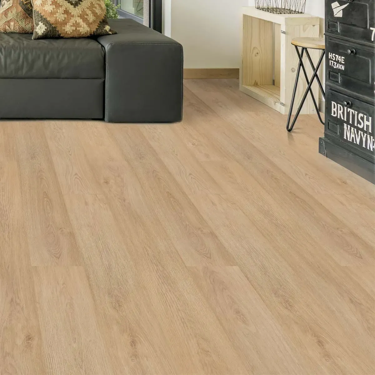 Suelo de madera de color claro con veta visible.