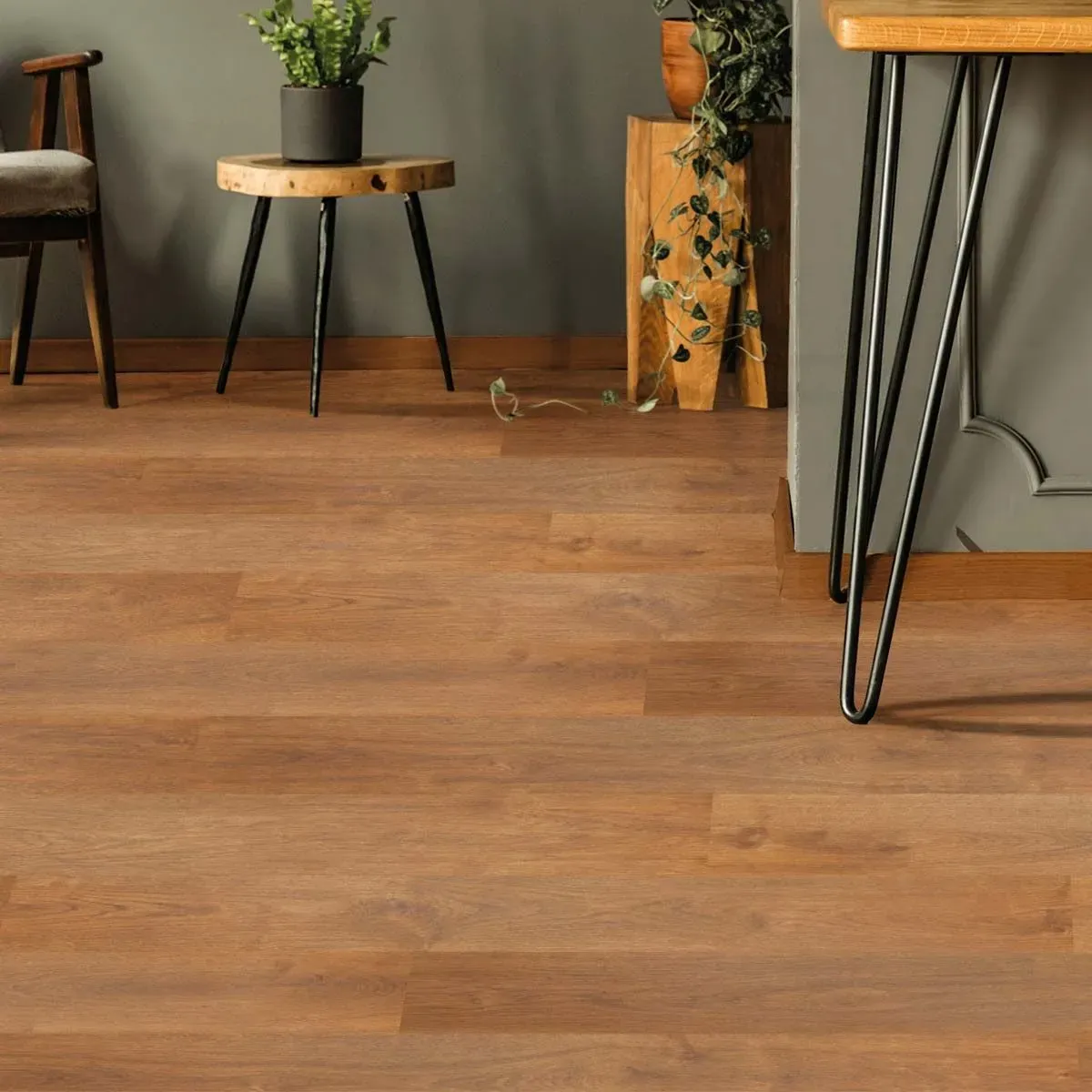 Suelo de madera de tono marrón cálido y veta de madera visible.