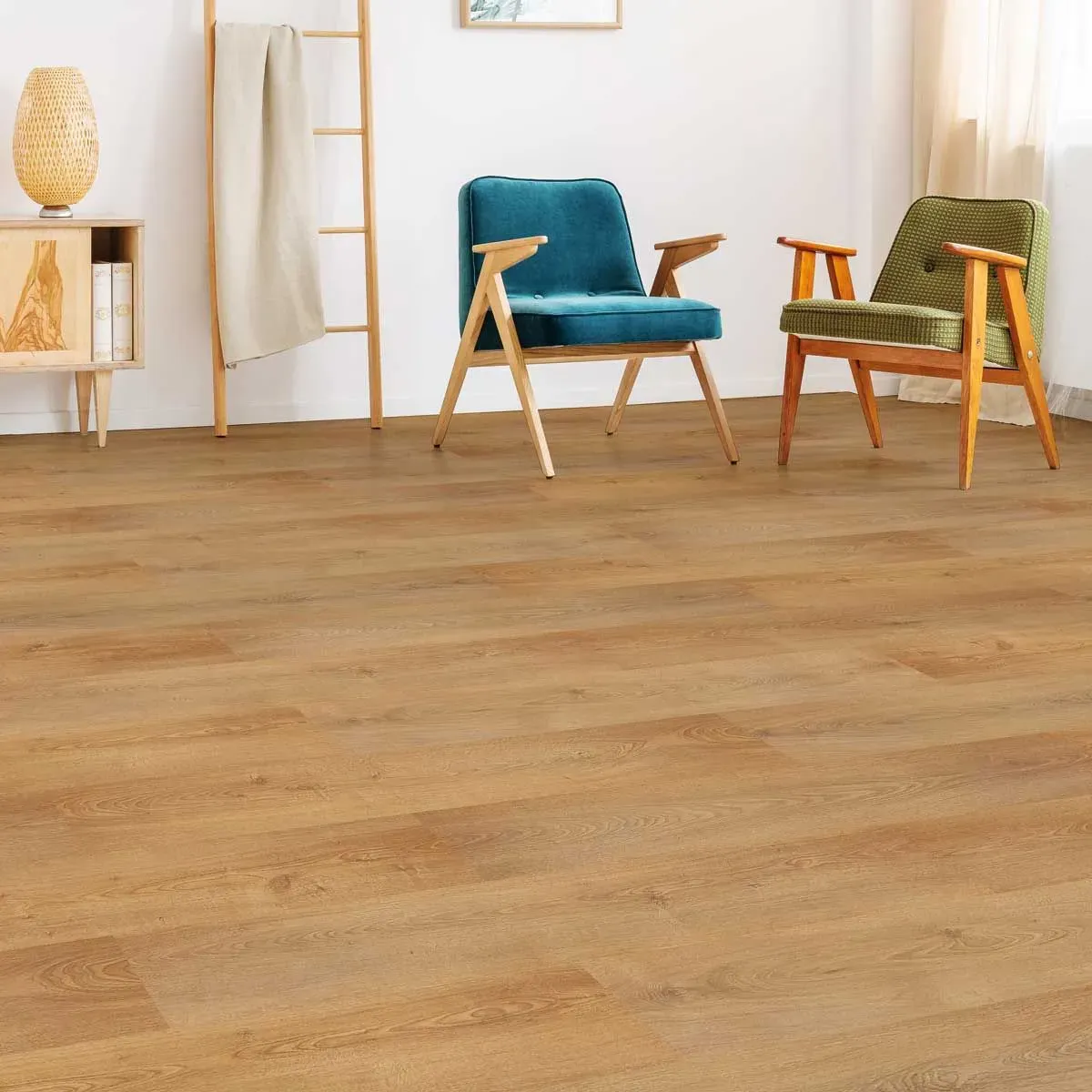 Suelo de madera de color marrón claro con dibujos de vetas.