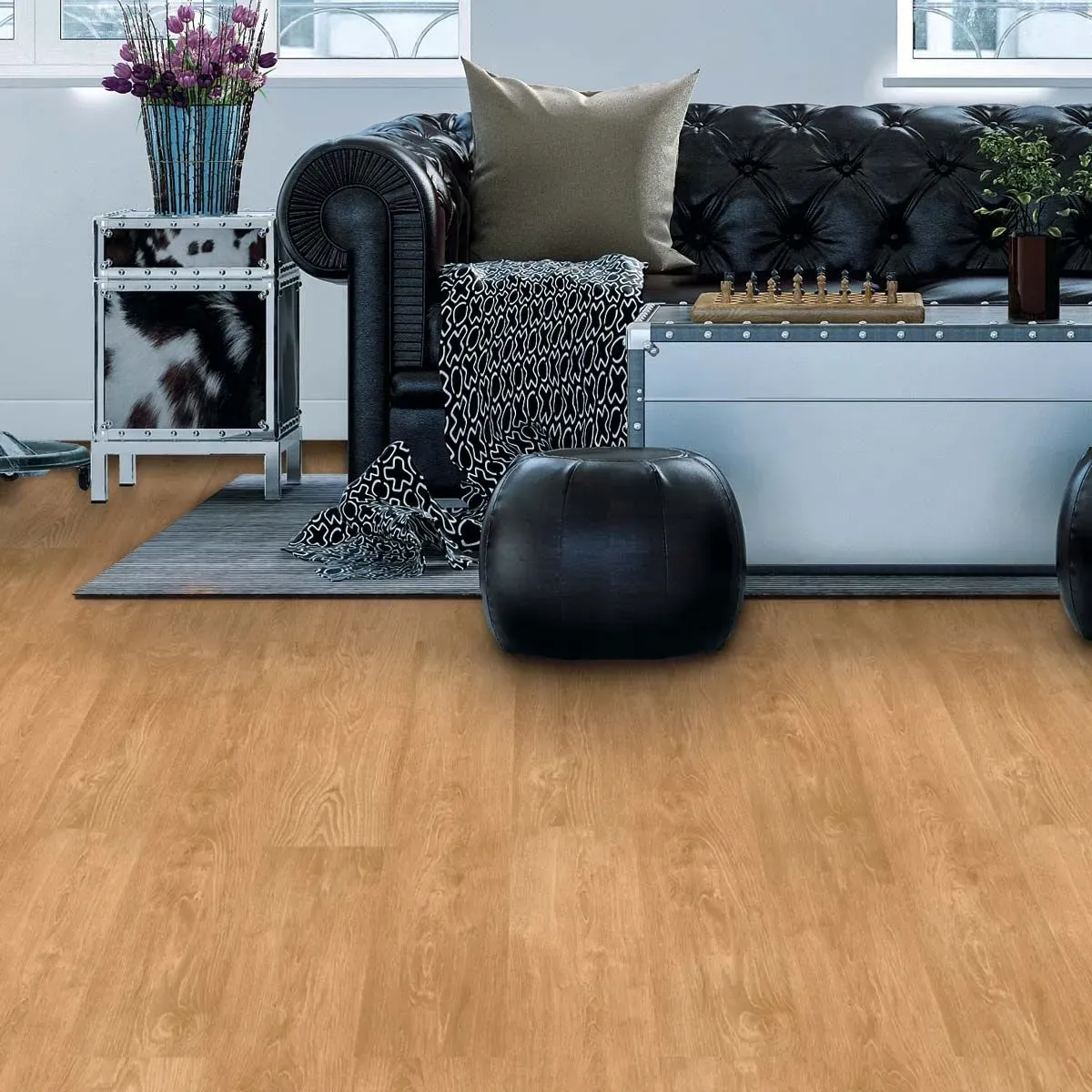 Suelo laminado de madera, varios tonos de marrón.