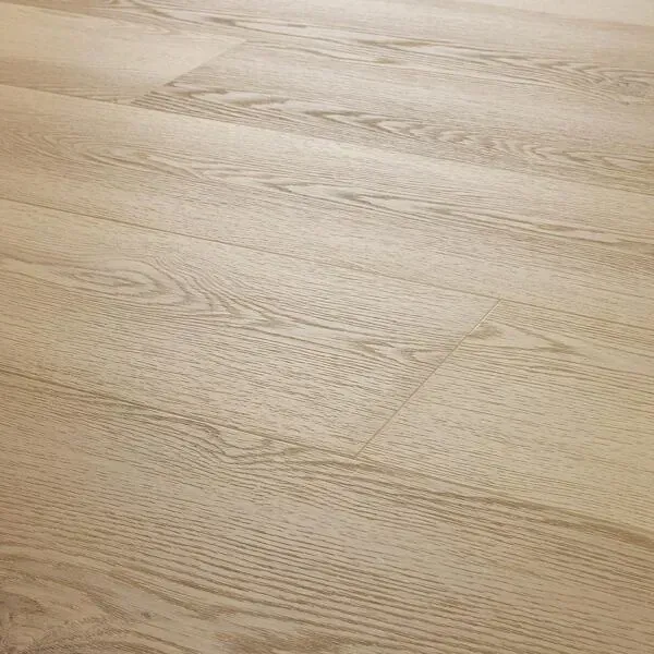 Un primer plano de un piso de madera en una habitación.