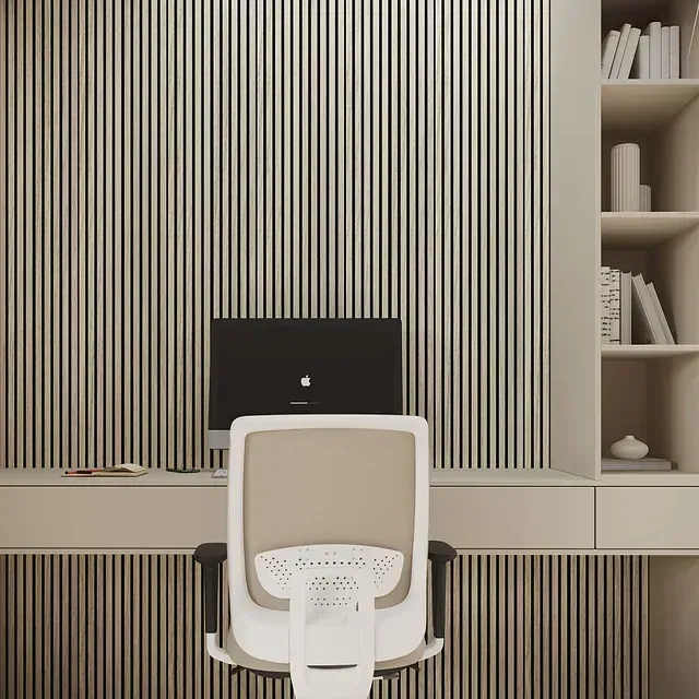 Una silla blanca está frente a un escritorio con una computadora portátil sobre ella.