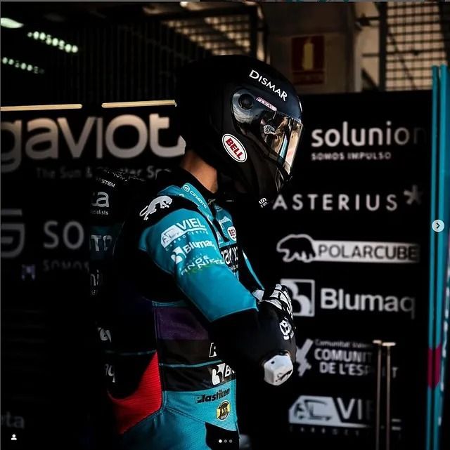 Un hombre con casco se encuentra frente a un cartel de solución.