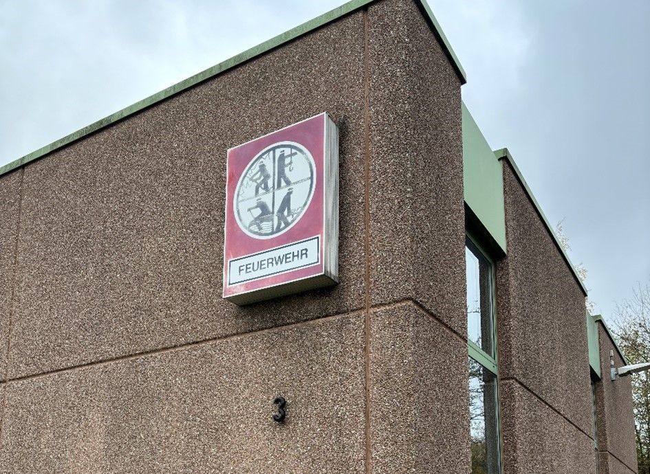 Ein Gebäude mit einem Schild an der Seite, auf dem „Feuerwehr“ steht.