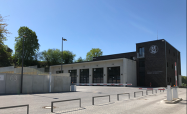 Ein Backsteingebäude mit dem Wort Feuer darauf.