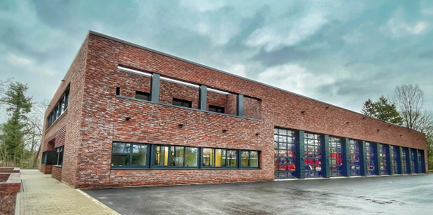 Ein großes Backsteingebäude mit vielen Fenstern und Türen.