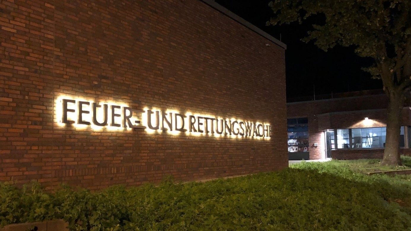 Ein Backsteingebäude mit dem Wort Feuer darauf.