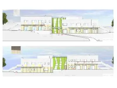 Ein großes weißes Gebäude mit grünen Fenstern und Treppen.