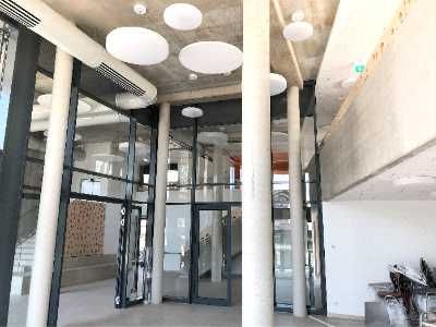 Ein großes Backsteingebäude mit Bäumen davor.