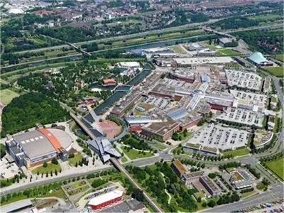 Eine Luftaufnahme einer Stadt mit vielen Gebäuden und Bäumen.