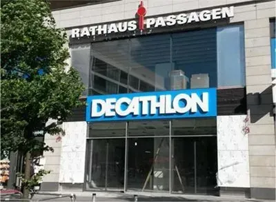 In einer Stadt entsteht ein Decathlon-Geschäft.