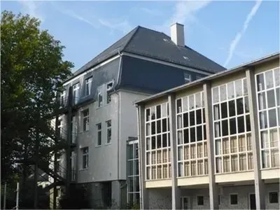 Ein großes Gebäude mit einem Dach, auf dem der Buchstabe P steht.