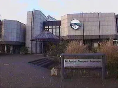 Ein großes Gebäude mit einem Schild mit der Aufschrift „Lobbede Museum Aquaria“.