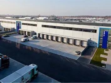 Ein Gebäude, zu dem eine Wendeltreppe hinaufführt.