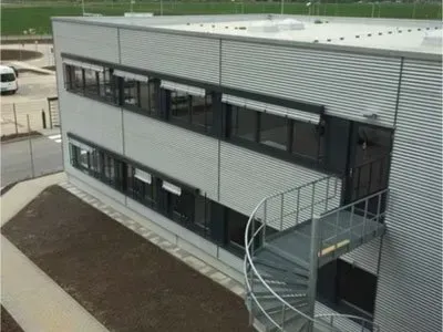 Ein Gebäude, zu dem eine Wendeltreppe hinaufführt.