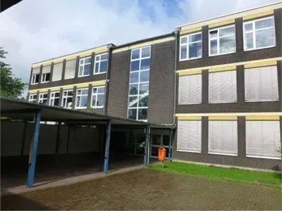 Ein großes Backsteingebäude mit vielen Fenstern.