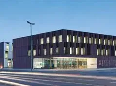 Eine Luftaufnahme einer Stadt mit vielen Gebäuden und Bäumen.