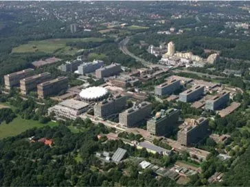 Eine Luftaufnahme einer Stadt mit vielen Gebäuden und Bäumen.