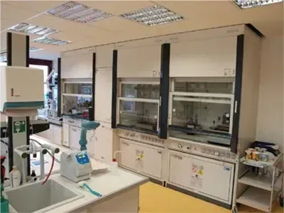 Ein Labor mit einem Waschbecken und einem Spender mit dem Buchstaben L darauf.